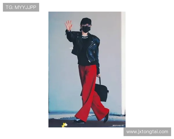 172唐嫣又带火了一种新穿法：黑皮衣+红裤子+运动鞋，高级又洋气